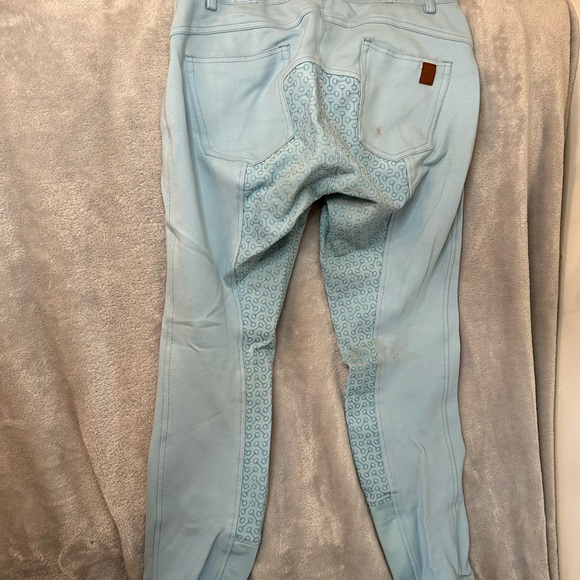 Horze breeches
Light turquoise 
Some staining but great condition   
Size 26 - Picture 2 of 4